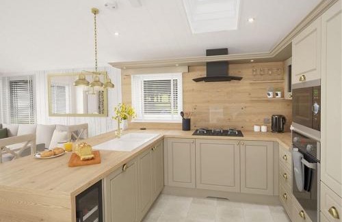 Wells-next-the-Sea Cabin | Pinewoods Saltmarsh Lodge sleeps 6 – no.1