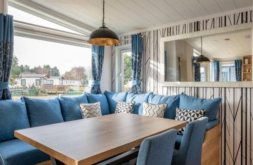 Wells-next-the-Sea Cabin | Pinewoods Saltmarsh Lodge sleeps 7 – no.3
