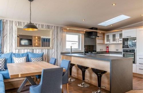 Wells-next-the-Sea Cabin | Pinewoods Saltmarsh Lodge sleeps 7 – no.3
