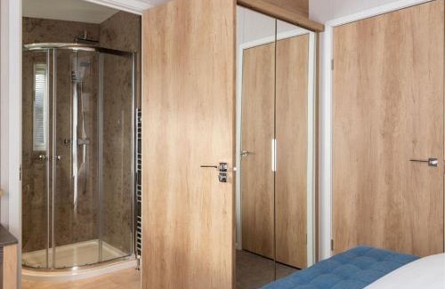 Wells-next-the-Sea Cabin | Pinewoods Saltmarsh Lodge sleeps 7 – no.3