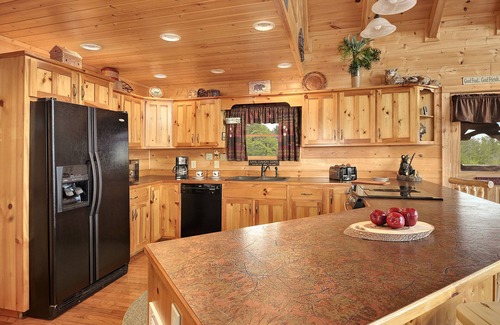Gatlinburg - Pigeon Forge Cabin | Ping Pong/Shuffleboard/Sunsets/Theater/Fireplaces/Hot Tub/Pool/Fish Access