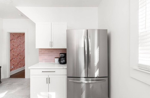 Holy Cross House | Pink Bachelorette 4bd/2b home + 4 min to Mass Ave!