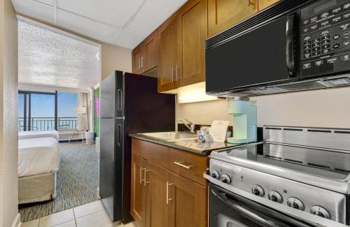 Downtown Myrtle Beach House | Pink Surf by StayMareni - Oceanfront 2 Queens Suite