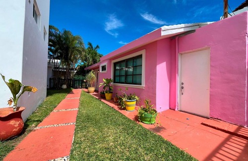 Zona Hotelera Villa | Pink villa with lake view & 5 min to the beach