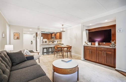 Killington Condo | Pinnacle B10 lovely 2 bedroom, 2 bath with shuttle to the slopes 7 days a week. The outdoor pool, hot tub, and, tennis courts are open during summer only.