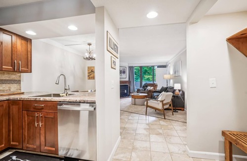 Killington Condo | Pinnacle B10 lovely 2 bedroom, 2 bath with shuttle to the slopes 7 days a week. The outdoor pool, hot tub, and, tennis courts are open during summer only.