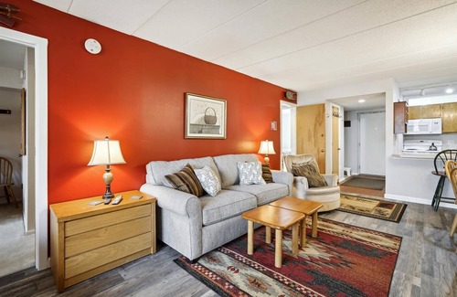 Killington Villa | Pinnacle D02, Lovely 2 bedroom, 2 bath unit with shuttle to the slopes everyday of the week. The outdoor pool, hot tub and tennis courts are open during summer only.