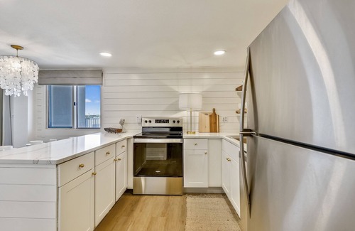 Sunnyside Condo | Pinnacle Port by Book That Condo