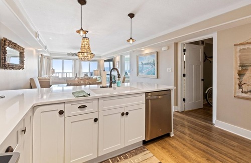 Sunnyside Condo | Pinnacle Port Penthouse. Huge Wraparound Balcony. New inside. 3Br Views!