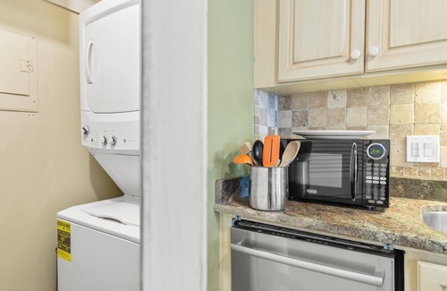 Sunnyside Condo | Pinnacle Port Vacation Rentals- C3 building 3 bdr. 3 bath - Wrap around balco