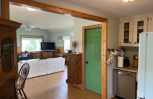 Louth Cottage | Pinot Noir cottage on the lake