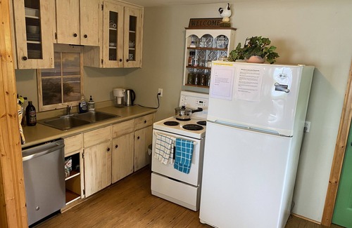 Louth Cottage | Pinot Noir cottage on the lake