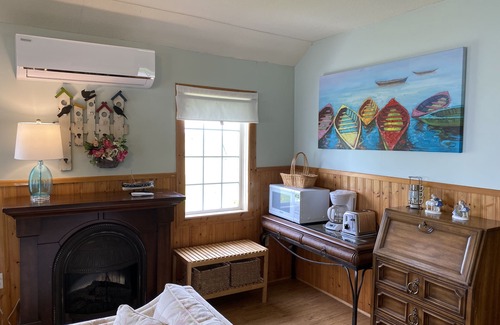 Louth Cottage | Pinot Noir cottage on the lake