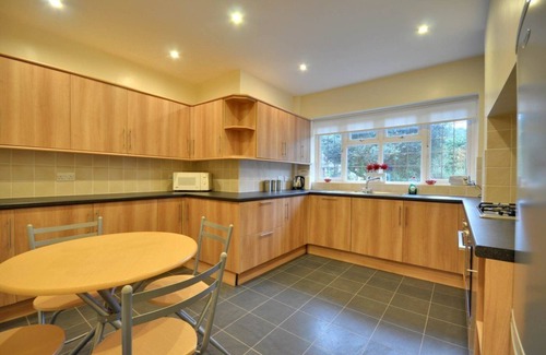 West Cliff Cottage | Pippin House - an apartment that sleeps 6 guests in 3 bedrooms