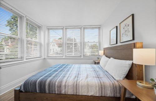 Shadyside House | Pittsburgh Shadyside 2A Bright and Stylish Private Bedroom with Shared Bathroom