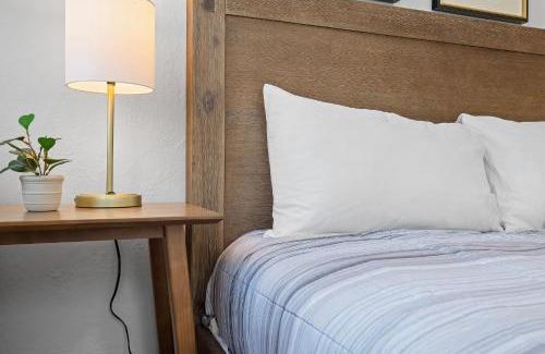 Shadyside House | Pittsburgh Shadyside 2A Bright and Stylish Private Bedroom with Shared Bathroom