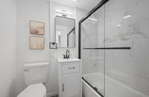 Shadyside House | Pittsburgh Shadyside 2A Bright and Stylish Private Bedroom with Shared Bathroom