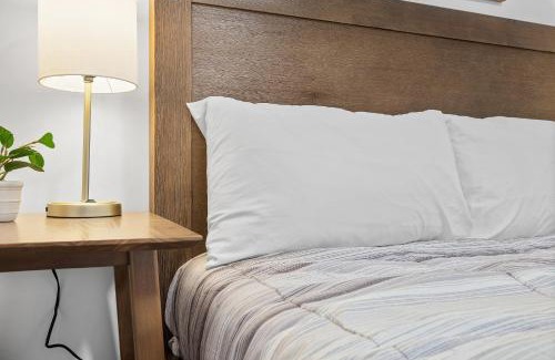 Shadyside House | Pittsburgh Shadyside 2B Stylish and Cozy Private Bedroom with Shared Bathroom