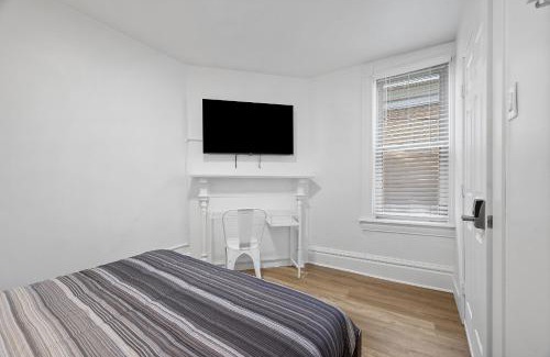 Shadyside House | Pittsburgh Shadyside 2B Stylish and Cozy Private Bedroom with Shared Bathroom