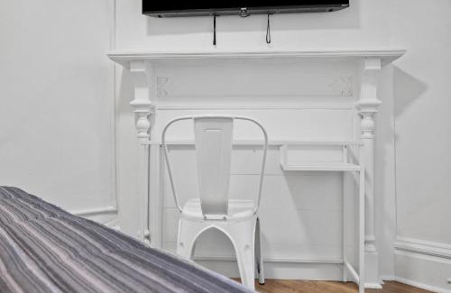 Shadyside House | Pittsburgh Shadyside 2B Stylish and Cozy Private Bedroom with Shared Bathroom