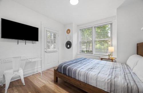 Shadyside House | Pittsburgh Shadyside 2E Bright Modern Private Bedroom with Shared Bathroom