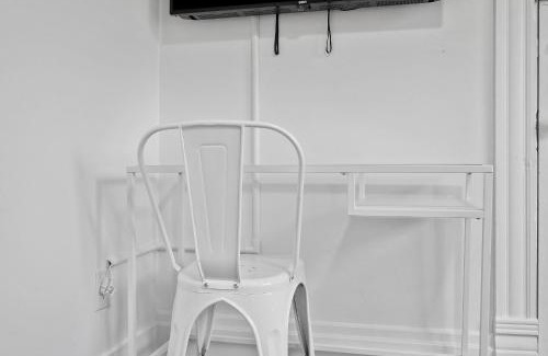 Shadyside House | Pittsburgh Shadyside 3E Stylish and Bright Private Bedroom with Shared Bathroom