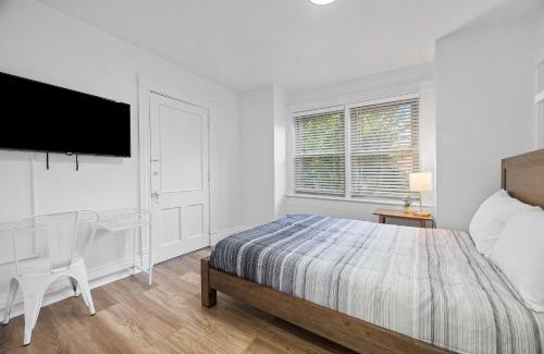 Shadyside House | Pittsburgh Shadyside 3E Stylish and Bright Private Bedroom with Shared Bathroom