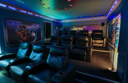 Davenport House | Pixar Paradise Pool & Spa Sleeps 20 Near Disney