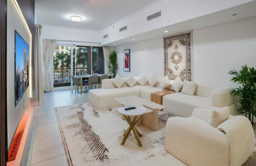 Palm Jumeirah Apartment | PJ- Luxury Palm Jumeirah Beachfront Apartment