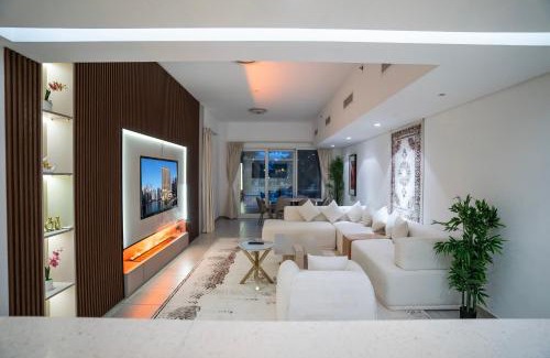 Palm Jumeirah Apartment | PJ- Luxury Palm Jumeirah Beachfront Apartment