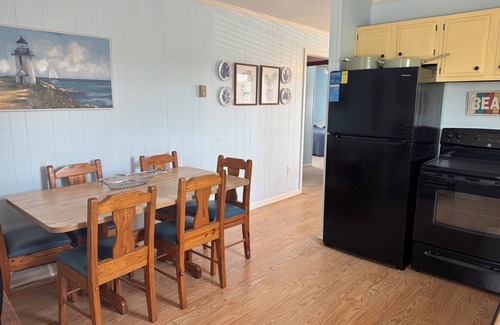 Kill Devil Hills Apartment | PLANE FUN-Charming 2-bedroom house in Kill Devil Hills short walk to beach.