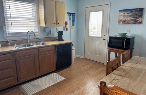 Kill Devil Hills Apartment | PLANE FUN-Charming 2-bedroom house in Kill Devil Hills short walk to beach.