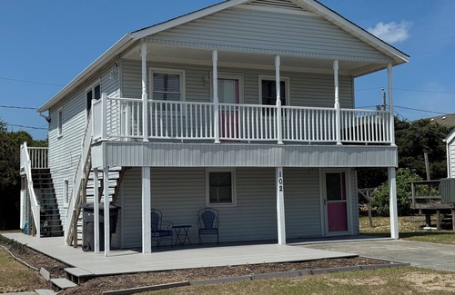 Kill Devil Hills Apartment | PLANE FUN-Charming 2-bedroom house in Kill Devil Hills short walk to beach.