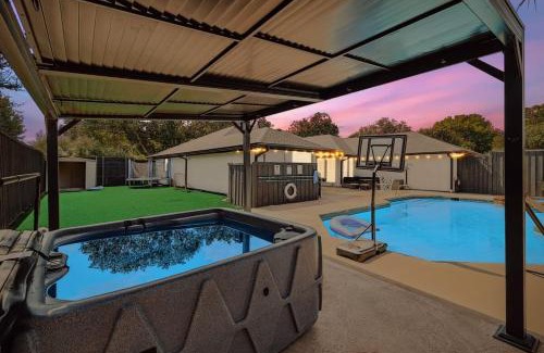 Plano House | Plano Perfect Getaway - Pool Hot Tub BBQ Grill