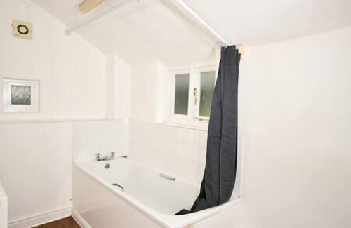 Mynydd Isa Cottage | Plas Bellin Cosy Cottage Kitchen & Bath Wi-Fi & TV Pet-Friendly