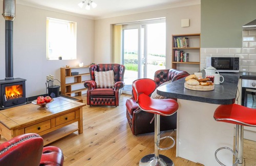 Llanddeusant Cottage | PLAS Y BRAIN UCHAF, pet friendly, with open fire in Cemaes Bay