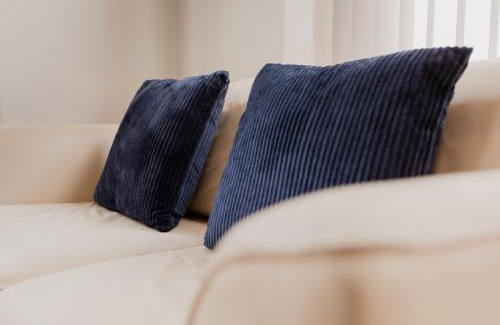 Hull Old Town Apartment | PLATFORM City Studio with Parking