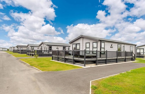 Mablethorpe Ski Chalet | Platinum Lakeview Lodge Sleeps 8