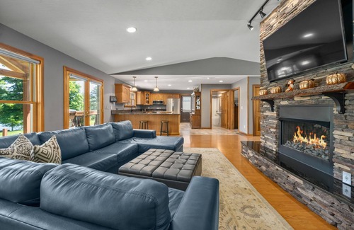 Logan Cabin | Play set-Panoramic Lake View-Hot Tub-Covered Decks-Game Room-Kayaks-Canoes-Bikes