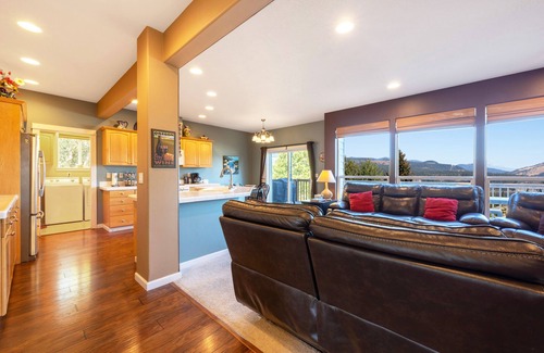 Hood River House | Play & Work in Hood River! Good Wifi! River & Mountain Views, Space to Play, Quiet, Walk to Downtown