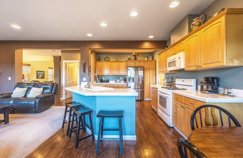 Hood River House | Play & Work in Hood River! Good Wifi! River & Mountain Views, Space to Play, Quiet, Walk to Downtown