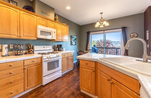 Hood River House | Play & Work in Hood River! Good Wifi! River & Mountain Views, Space to Play, Quiet, Walk to Downtown