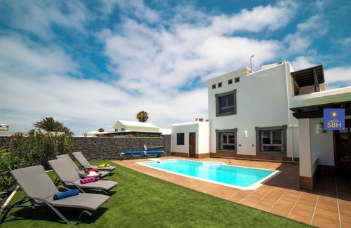 Montana Roja Villa | Playa Blanca, Private Pool, Air con & Hot tub