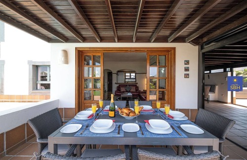 Montana Roja Villa | Playa Blanca, Private Pool, Air con & Hot tub