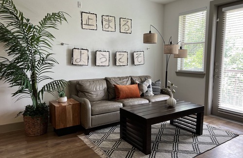 Willshire Terrace Apartment | Playful Chic III @ Alcove 1 Bedroom Entire unit
