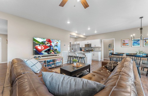 Branson West House | Playful Comfort Meets Ozark Autumn- Dog friendly, Step-free entry, and near SDC