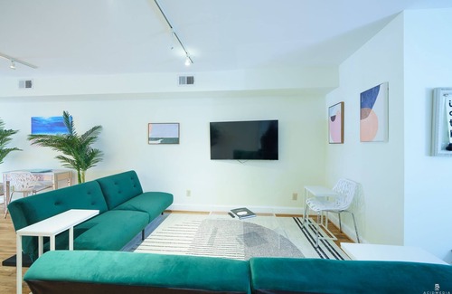 Central Newport News Apartment | PLAYFUL LOFT IN THE 1st HISTORIC USA NEIGHBORHOOD