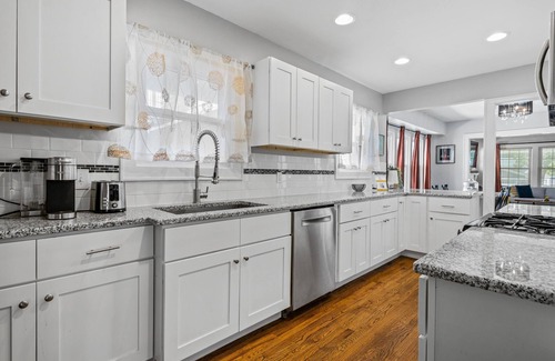 West Plaza House | Plaza Perch -Walk to Plaza & Westport!