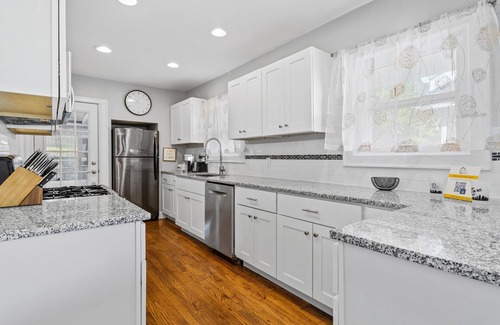 West Plaza House | Plaza Perch -Walk to Plaza & Westport!