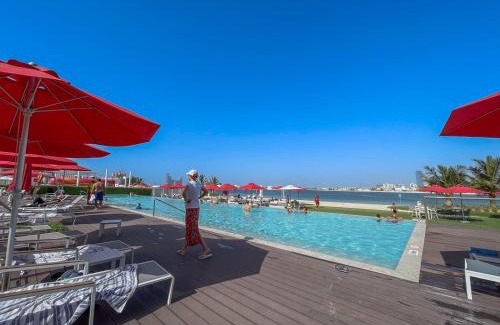 Palm Jumeirah Apartment | Pleasant Apartment with Beach Access, sleeps 6!